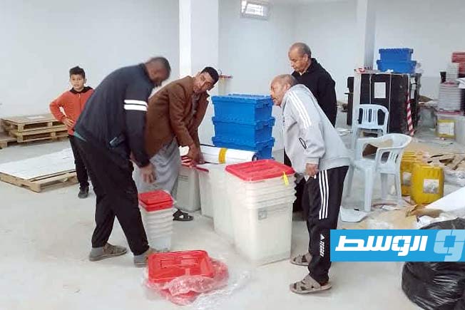 تسليم مواد الاقتراع لكل المراكز الانتخابية ببلدية سرت