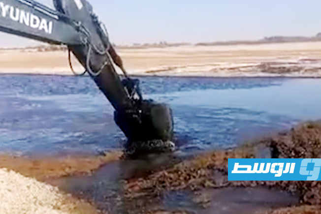 السيطرة على تسرب نفطي بخط حقل الصباح - زلة (فيديو)