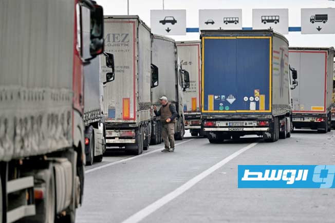 سائقو شاحنات في البلقان يغلقون معابر حدودية مع أوروبا احتجاجا على «شنغن»