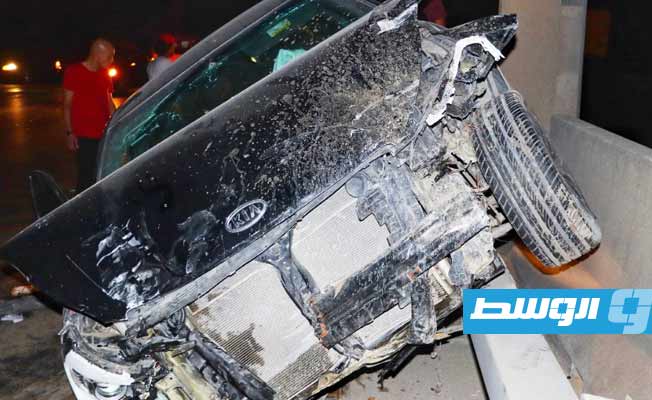 السرعة المفرطة تصدم سيارة برصيف الطريق السريع في طرابلس
