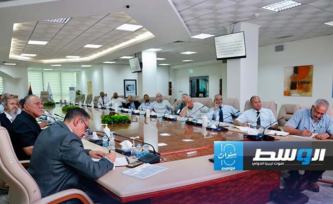 مؤسسة النفط و«أجوكو» تبحثان الدراسات في حوض غدامس ومسطح برقة