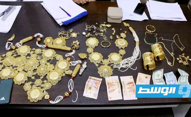 زوج يسرق ذهب زوجته بسبب خلاف عائلي في عين زارة