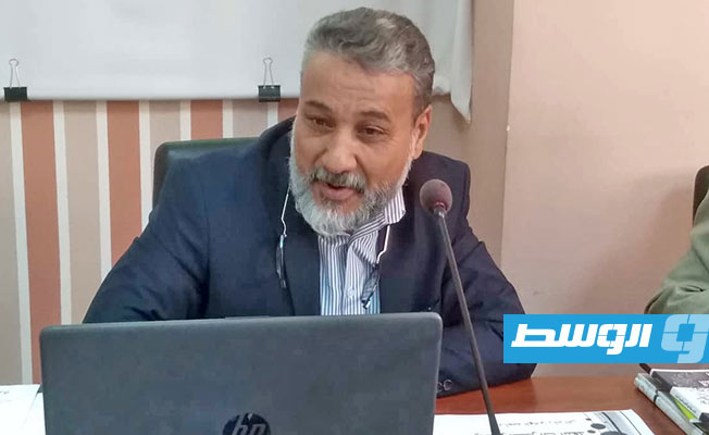 محاضرة عن اللسانيات ومسارات النقد بمجمع اللغة