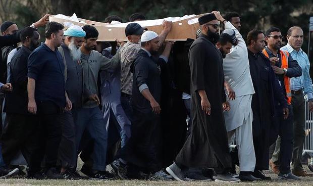 بدء مراسم دفن ضحايا مذبحة المسجدين بنيوزيلندا (فيديو)