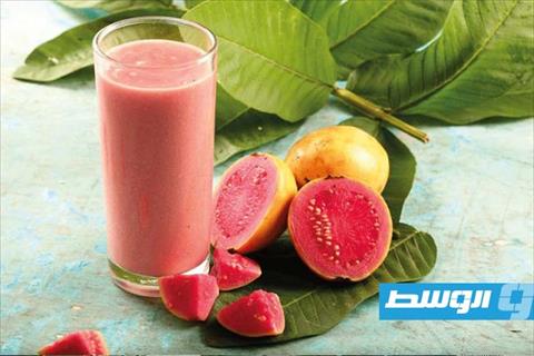 مشروب منعش ومغذٍ.. طريقة تحضير عصير الجوافة بالفراولة والحليب