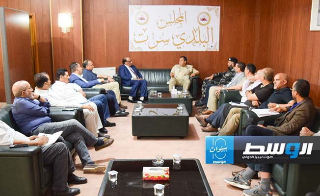 بلدية سرت تبحث التصدي للتعديات على خطوط النهر الصناعي
