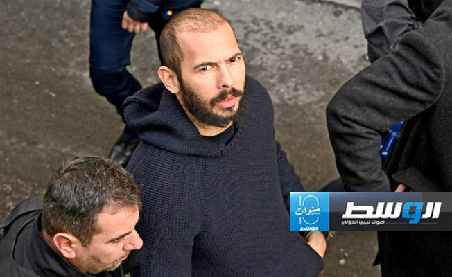 المؤثر البريطاني أندرو تيت قيد الاحتجاز في رومانيا