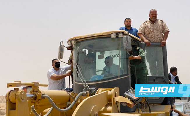 بالصور: الدبيبة يشارك في إزاحة السواتر الرملية استعدادا لفتح الطريق الساحلي