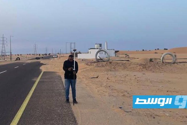 مشروع «مبتكر» للحد من زحف الرمال على طريق «الشاطئ - سبها»