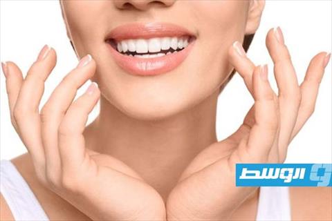 أسنان بيضاء في دقائق بوصفة طبيعية من مطبخك