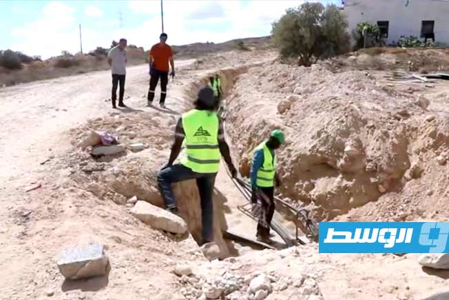 أعمال ربط محطة الخمس - مفاتيح الجديدة بعدة أبراج كهرباء (صور)