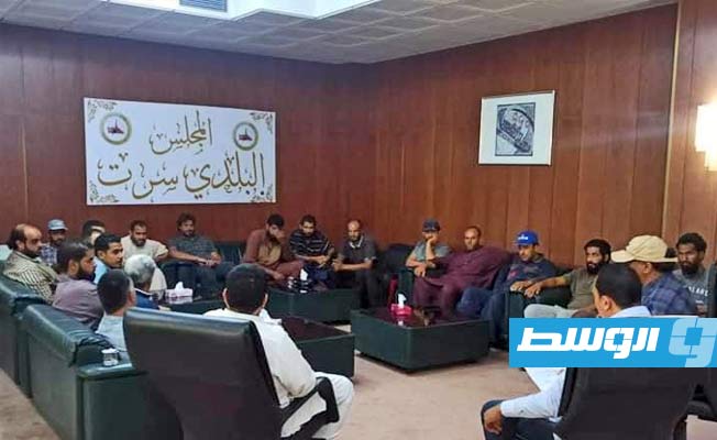 اتفاق بين بلدية سرت وسائقي شاحنات شركة النظافة بشأن العمل يومي العطلة