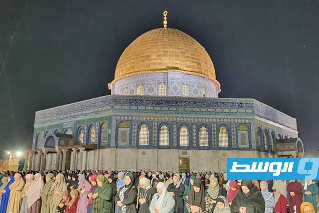 90 ألفا يؤدون العشاء والتراويح بالمسجد الأقصى في 15 رمضان رغم قيود الاحتلال