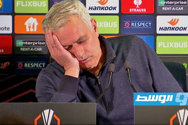 شاهد.. مورينيو يسخر من صحفي بطريقة غريبة