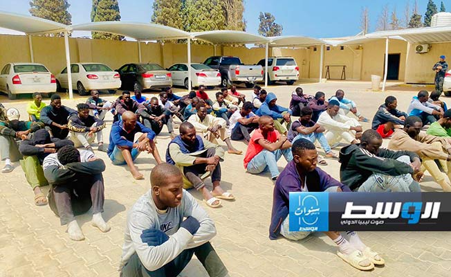 قوة دعم المديريات تداهم مكانا لتجميع المهاجرين في زوارة