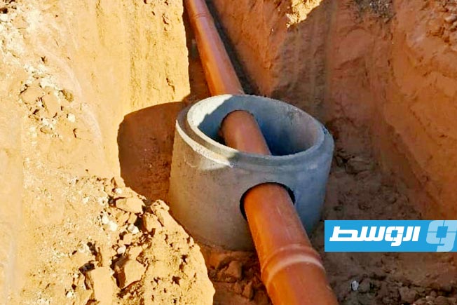 تركيب مواسير في خط تصريف مياه الأمطار بمنطقة اسبيعة