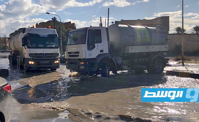 نزح مياه الأمطار في العجيلات وزليتن ومصراتة (صور)