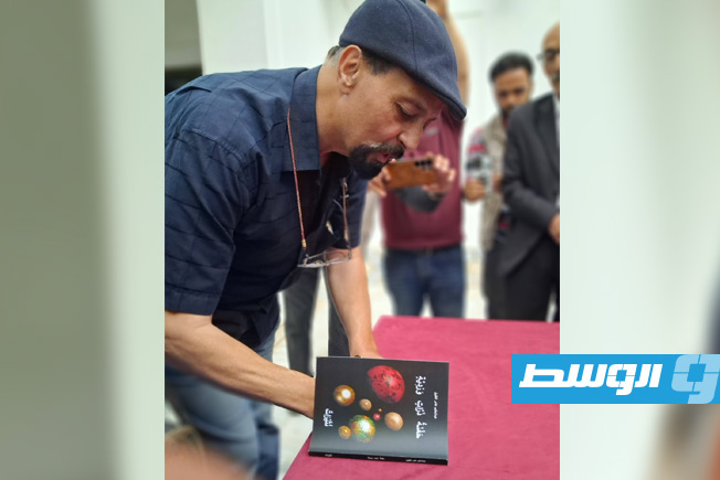 «حفنة ذرات وردية».. عبدالحكيم الطويل يوقع ديوانه الأول في المدينة القديمة
