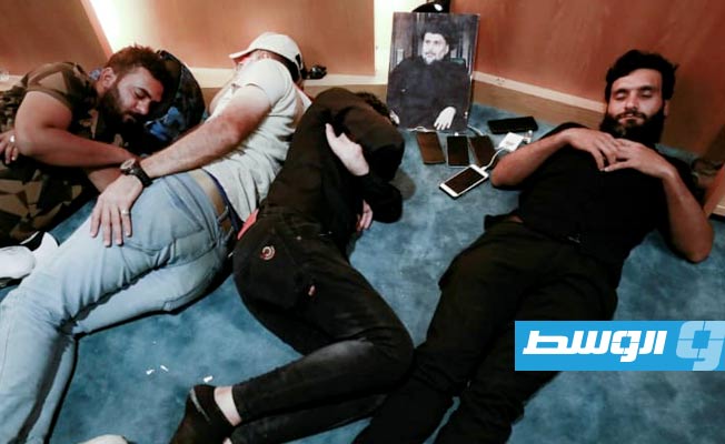 شاهد: مناصرو الصدر يفترشون أروقة البرلمان العراقي.. أرز وشاي وبطيخ