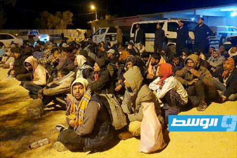 «مكافحة الهجرة» يتسلم 102 مهاجر غير قانوني في درنة