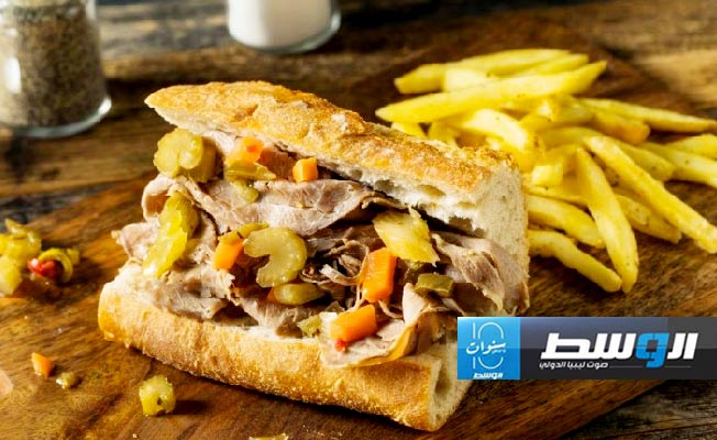 الرغيف الفرنسي مع شريحة اللحم والمخلل