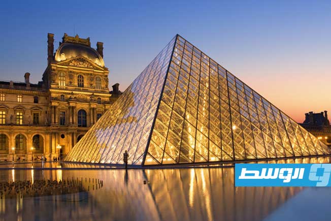 سرقة مجوهرات من متحف اللوفر في باريس