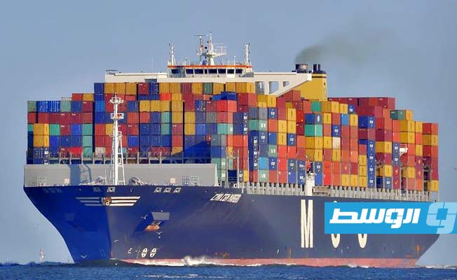 جنوح سفينة بقناة السويس والدفع بأربع قاطرات لتعويمها