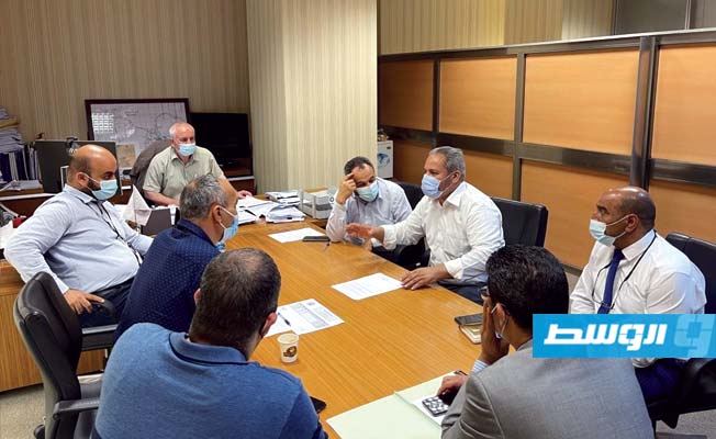 «الواحة» تناقش الوضع الوبائي في حقول وميناء الشركة بعد إصابة موظفين