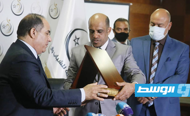 وزيرا الشباب والرياضة بحكومة الوحدة الوطنية يتسلمان مهامهما