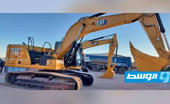 الوكالة الأميركية للتنمية تقدم معدات ثقيلة وشاحنات إلى سرت