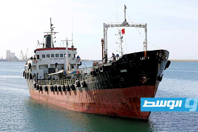 «وسطاء يزدهرون في الفوضى».. تقارير غربية تكشف عن شبكة النفط الموازية من ليبيا إلى جوبا