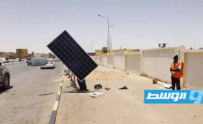 بدء المرحلة الثانية من مشروع الإنارة بالطاقة الشمسية في سبها