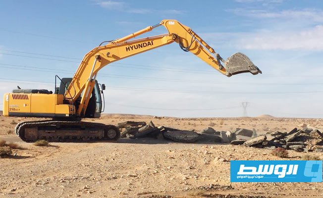 بالصور: بدء صيانة طريق «نالوت - سيناون»