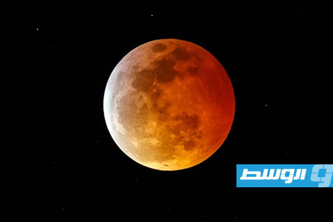 القمر يتحول كتلة حمراء بفعل خسوف كامل مرتقب ليل الخميس الجمعة