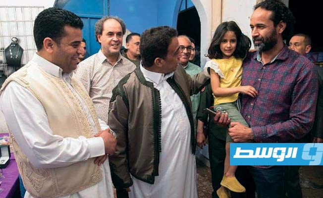 بالصور: المنفي يتجول في شوارع سرت ويلتقي المواطنين