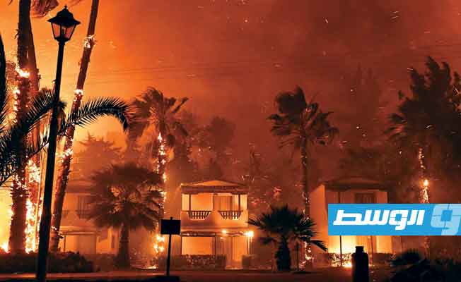 لليوم الثالث.. محاولات لإخماد حرائق ضخمة تسببت بـ«كارثة بيئية» في اليونان (صور وفيديو)