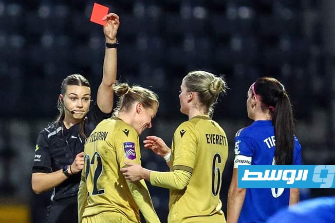 فيديو.. «حركة خنق» تضع لاعبة كريستال بالاس أمام خطر الإيقاف