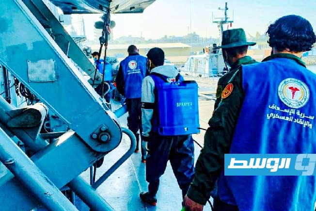 حملة تعقيم داخل البارجة «الهاني» بقاعدة طرابلس البحرية