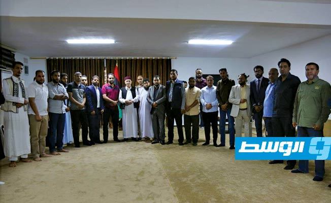 عقيلة صالح يلتقي شباب عدد من المدن ويناقش معهم الأزمة الليبية