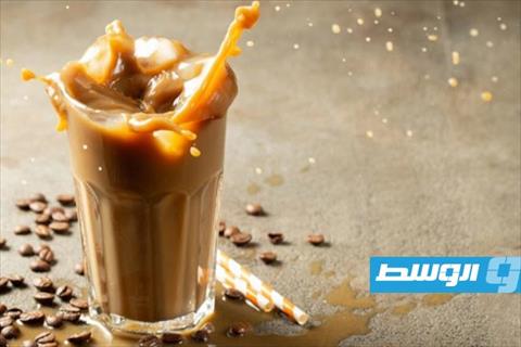 أيس لاتيه بالبندق.. القهوة الباردة بنكهات موسمية راقية