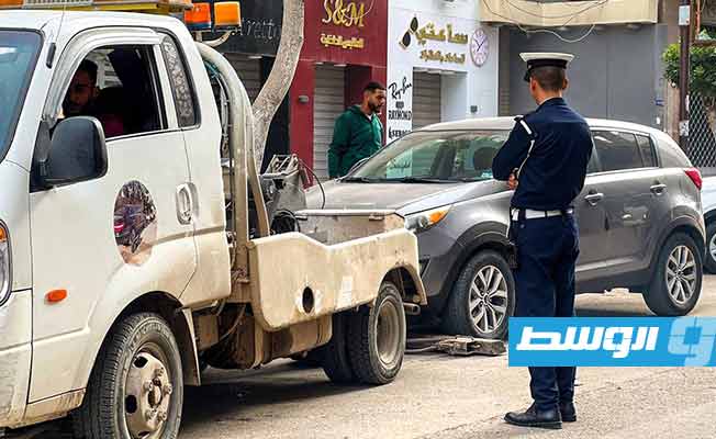 حملة لإزالة السيارات المركونة عشوائيًا في طرابلس