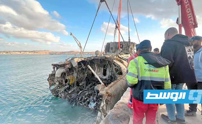انتشال جزء من قاطرة حربية غرقت في حوض ميناء سرت قبل 13 عاما