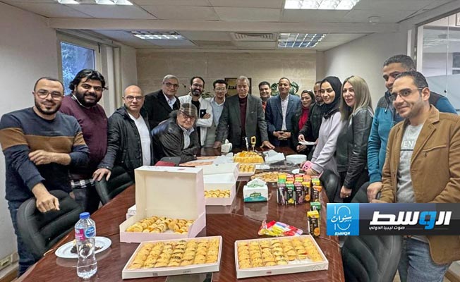 أسرة جريدة وبوابة «الوسط» تحتفل بـ«عشرية» انطلاقتها الأولى
