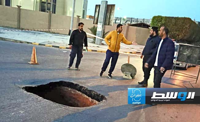 صيانة هبوط أرضي بالطريق العام بمنطقة السياحية في طرابلس
