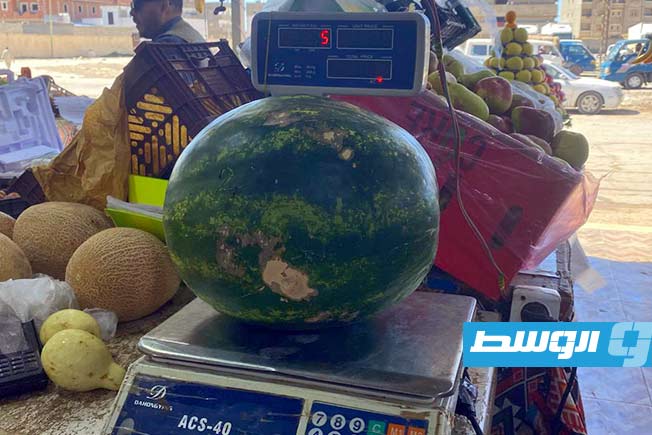 سحب عينات من البطيخ بأسواق «البيضاء» للتحقق من سلامتها