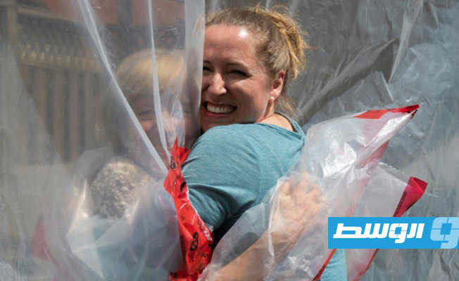 كندية تبتكر «قفاز العناق» في عيد الأم