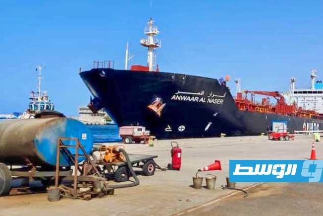 وصول باخرة تحمل 33 مليون لتر بنزين إلى ميناء طرابلس البحري