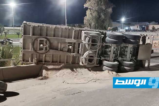 انقلاب مركبة محملة بمواد إنشائية بالطريق الدائري الثالث في طرابلس