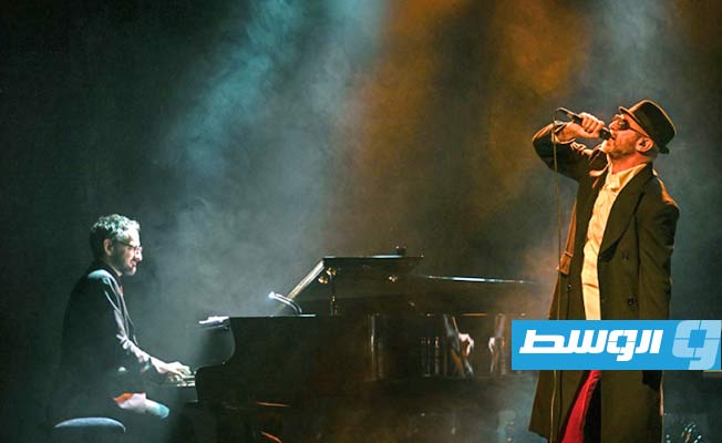 إريك كانتونا يحيي حفلا في ليون ضمن جولته الموسيقية «كانتونا سينغز إريك»