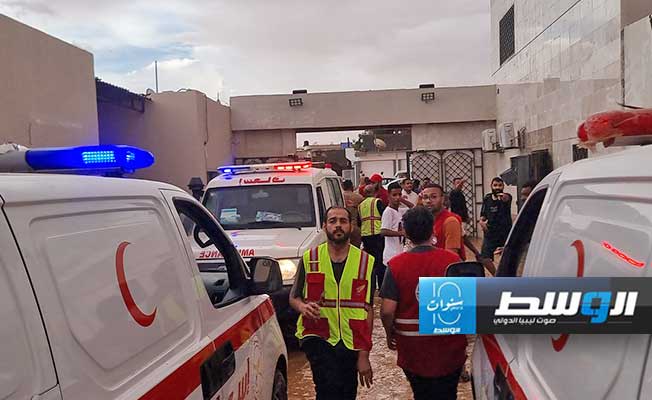 «الإسعاف»: إخراج 10 عالقين في مستشفى جراء الأمطار بالكفرة (صور)